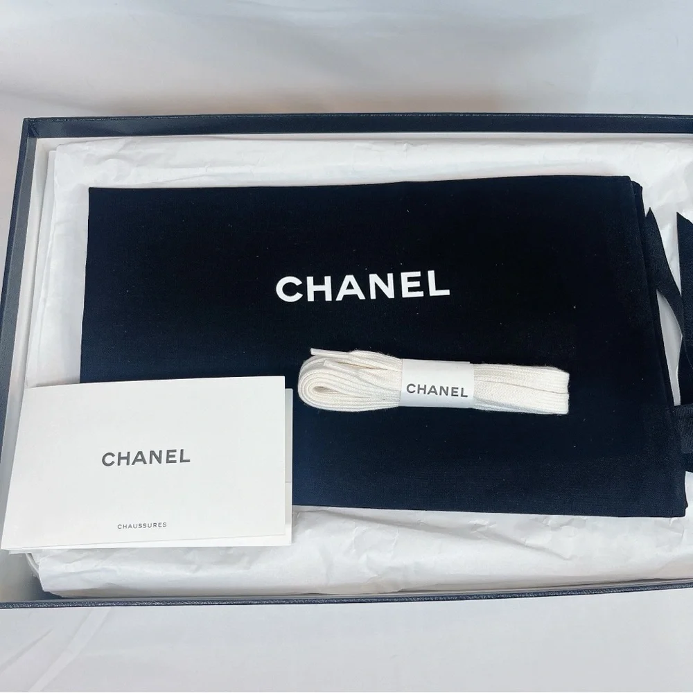 CHANEL CC logo leather sneakers